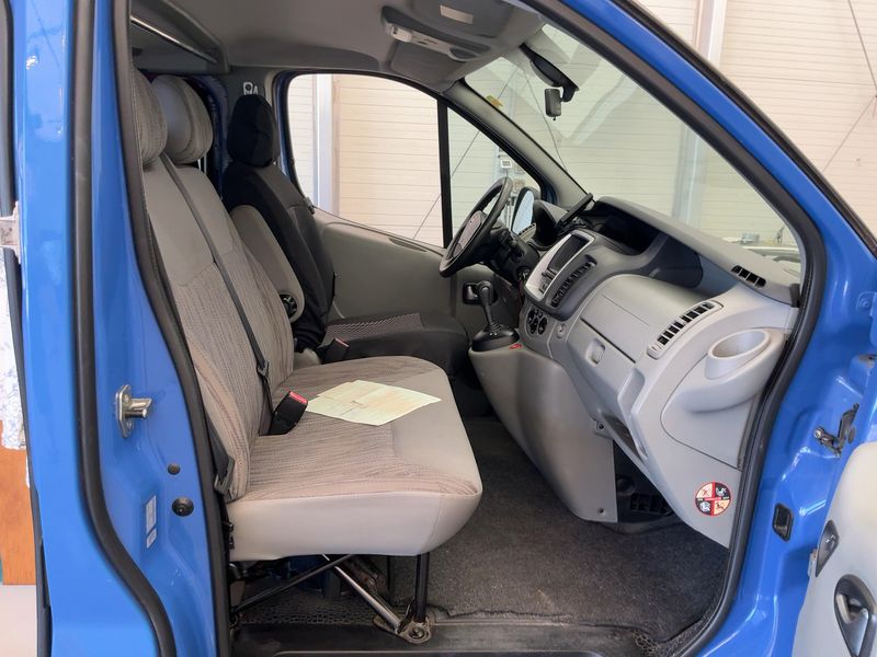 Nissan Primastar 2.5 dCi Avantour L1H1 2.9t — zdjęcie 11