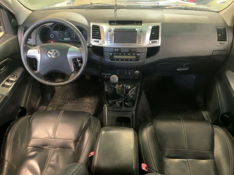 Toyota Hilux 3.0 Turbodiesel Double Cab Executive 4x4 — zdjęcie 12
