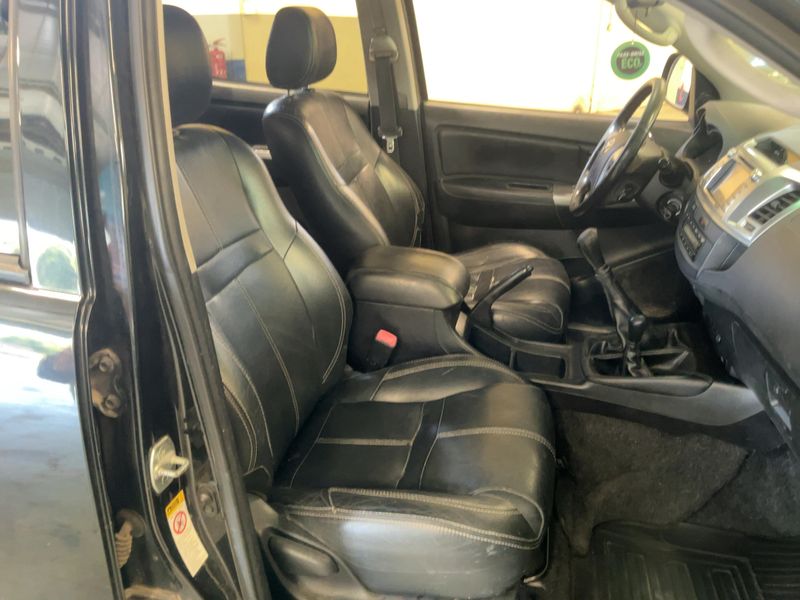 Toyota Hilux 3.0 Turbodiesel Double Cab Executive 4x4 — zdjęcie 11
