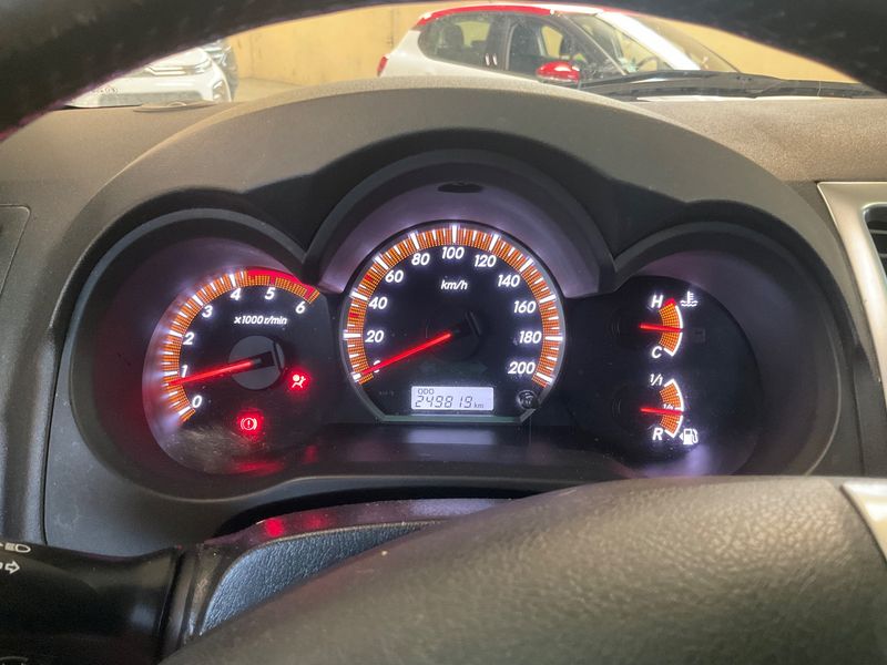 Toyota Hilux 3.0 Turbodiesel Double Cab Executive 4x4 — zdjęcie 13