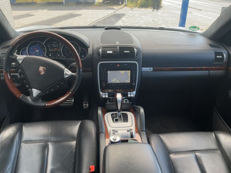 Porsche Cayenne Turbo — zdjęcie 12