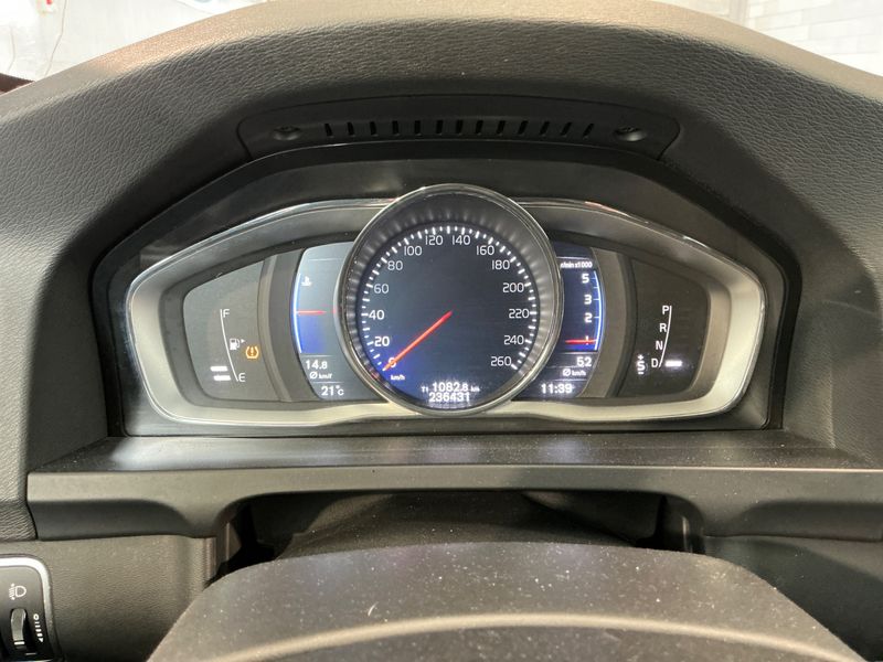 Volvo V60 2.0 D3 R-Design — zdjęcie 13