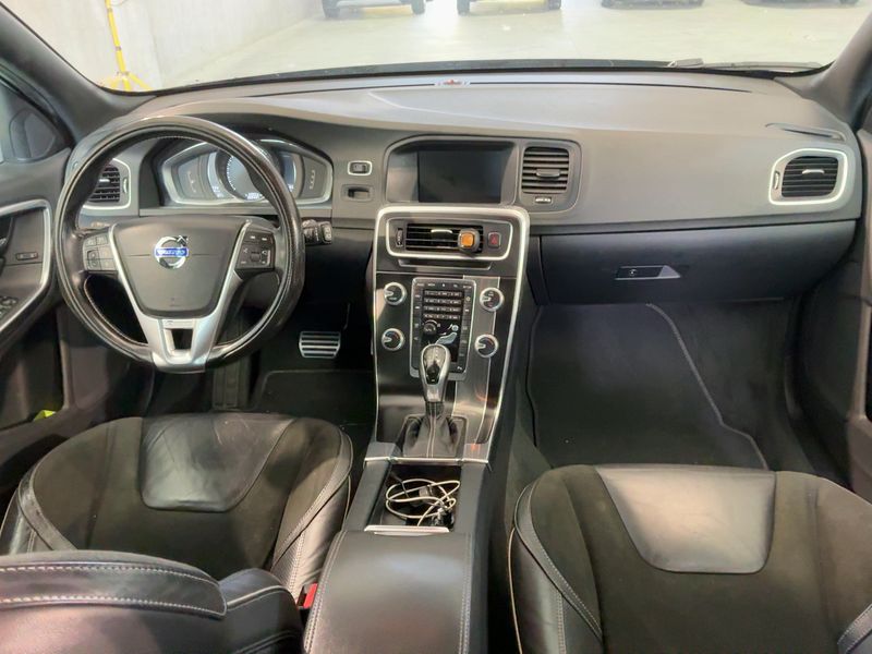 Volvo V60 2.0 D3 R-Design — zdjęcie 12