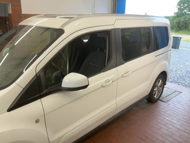 Ford Grand Tourneo Connect 1.5 TDCi Titanium — zdjęcie 4
