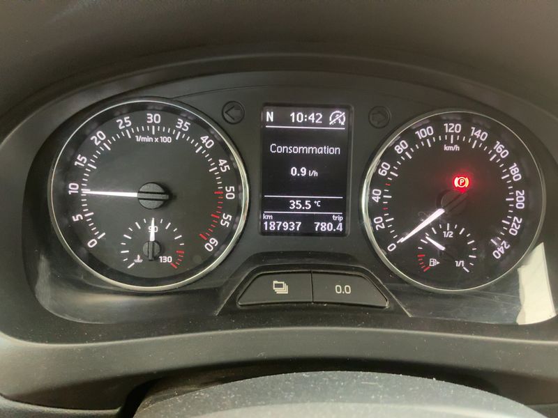 Skoda Rapid Spaceback 1.6 TDI Elegance 2014 – снимка 18