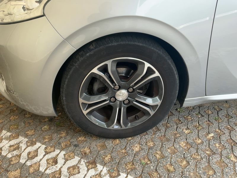 Peugeot 208 1.6 HDi Allure 2014 – снимка 3