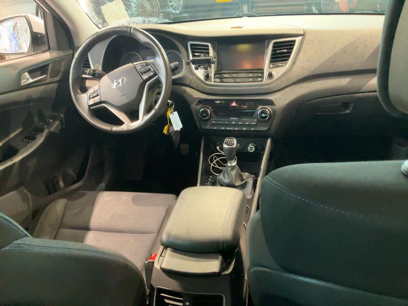 Hyundai Tucson 1.6 Intro Edition blue 2WD — zdjęcie 12