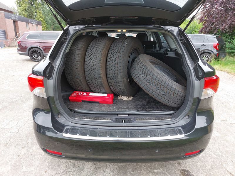 Toyota Avensis 1.8 Edition — zdjęcie 9