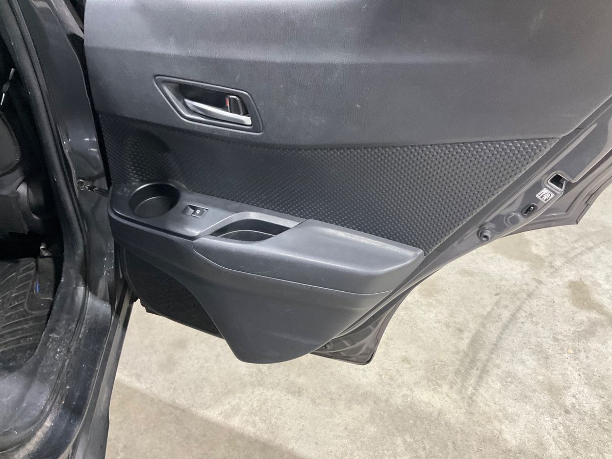Toyota C-HR 2018 — photo 27