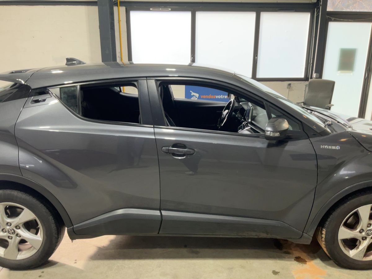 Toyota C-HR 2018 — photo 11