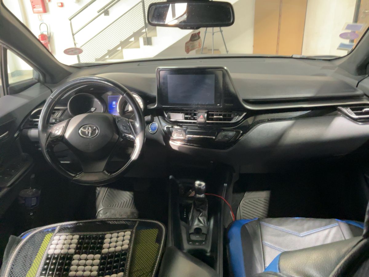 Toyota C-HR 2018 — photo 18