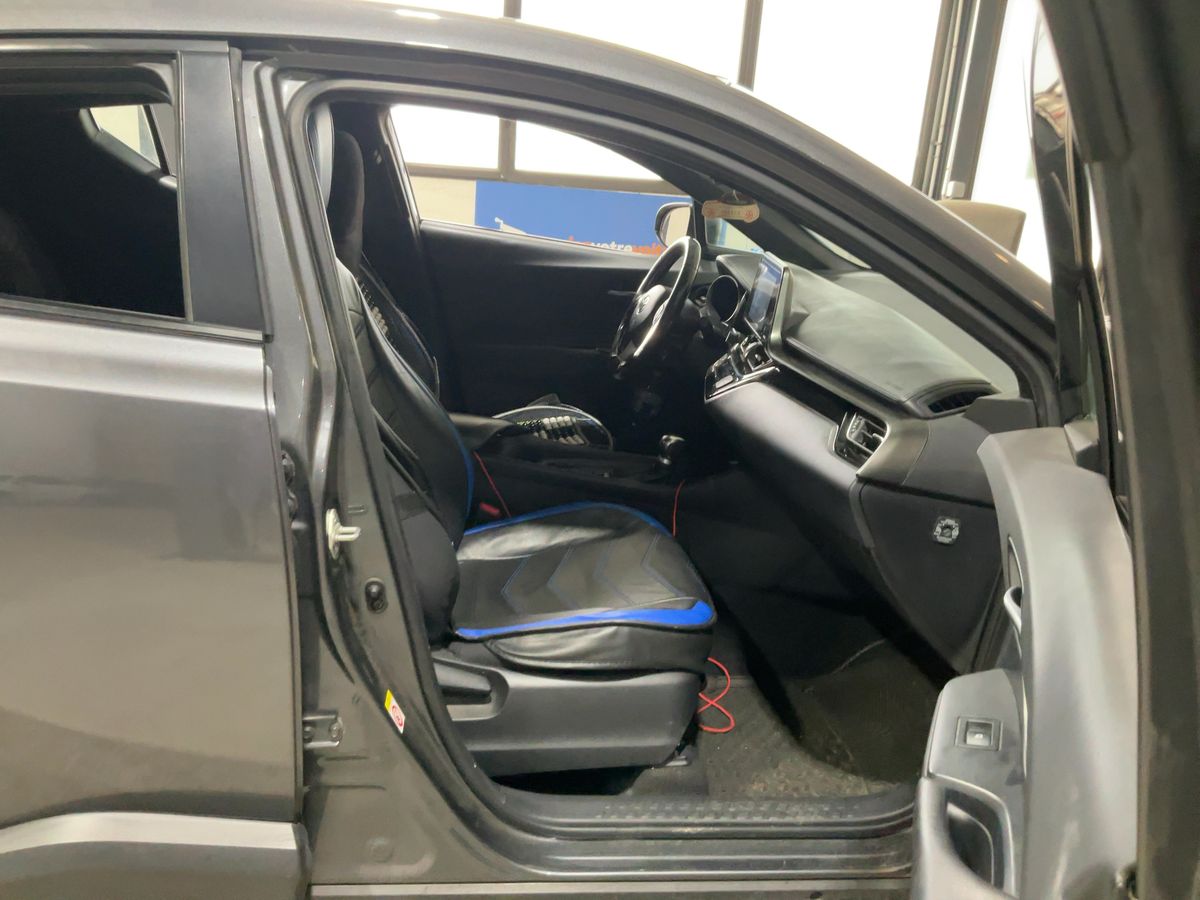 Toyota C-HR 2018 — photo 17