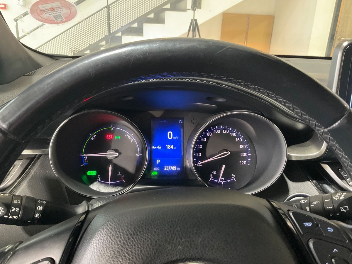 Toyota C-HR 2018 — photo 19
