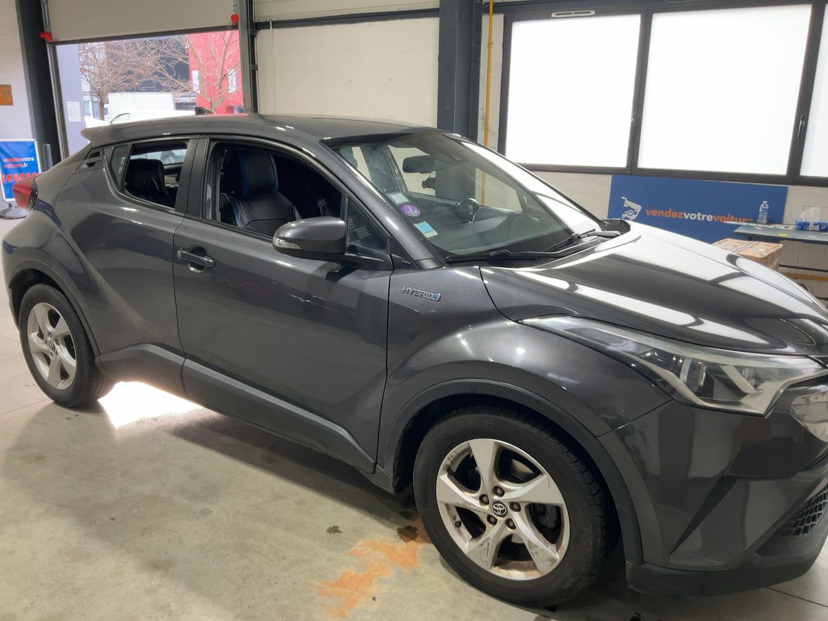 Toyota C-HR 2018 — photo 13