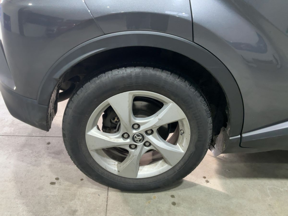 Toyota C-HR 2018 — photo 10