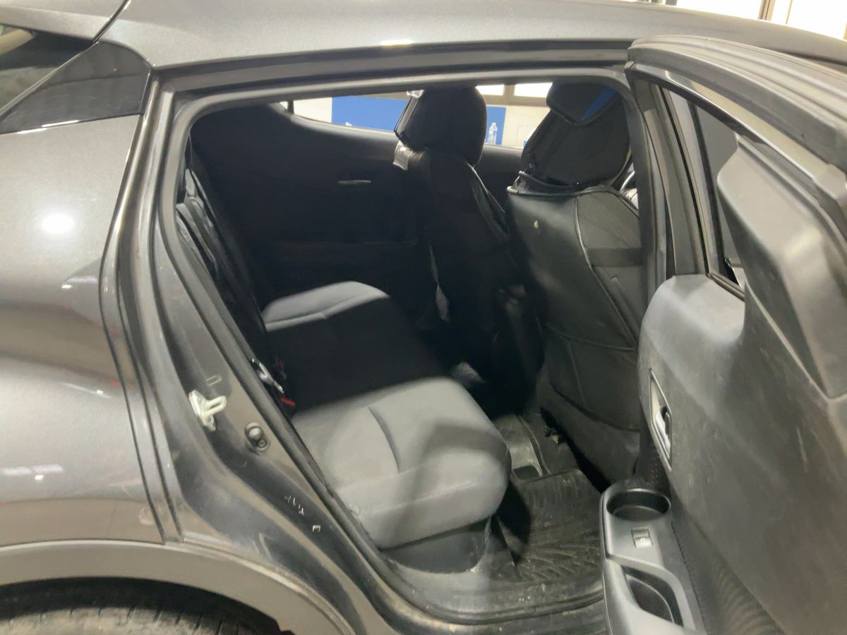 Toyota C-HR 2018 — photo 20