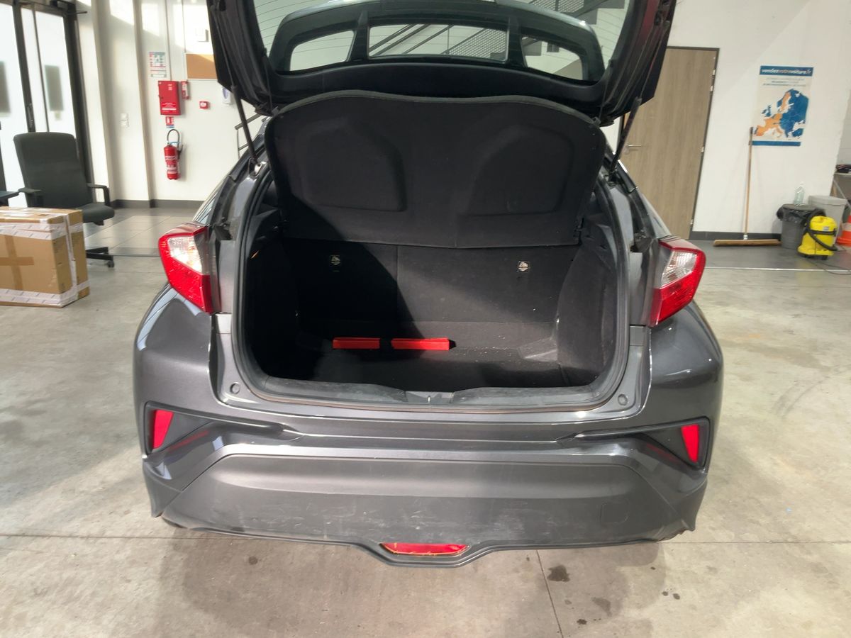 Toyota C-HR 2018 — photo 16