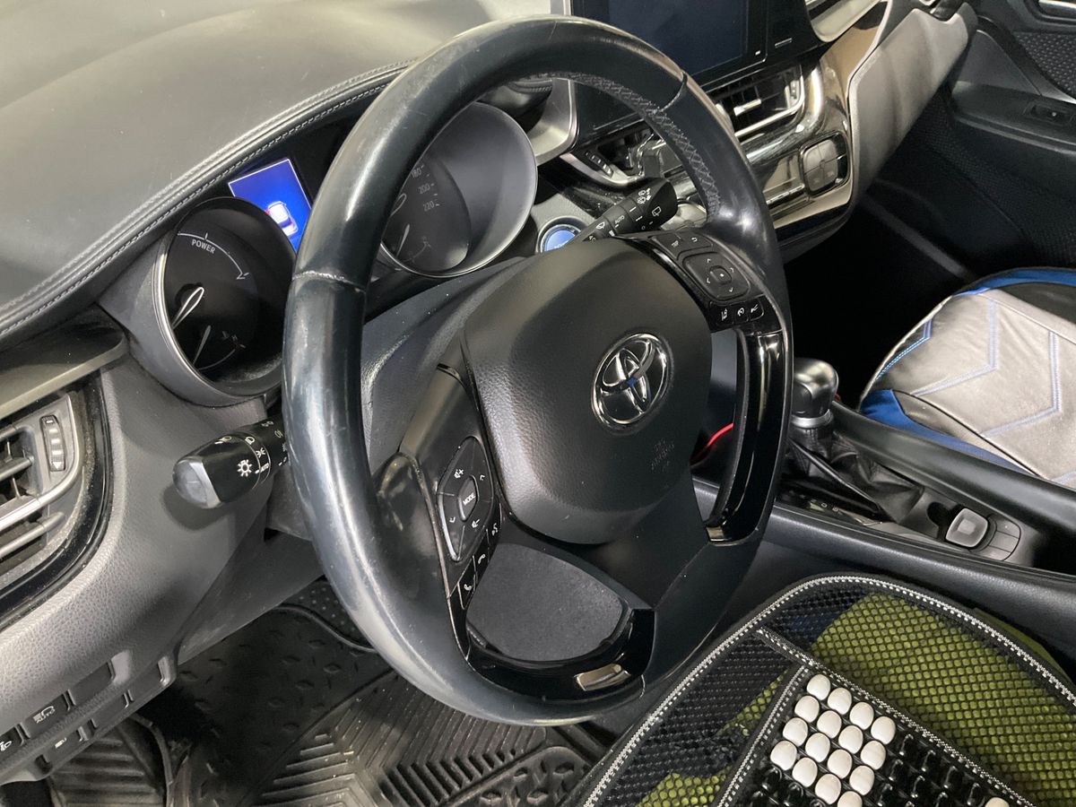 Toyota C-HR 2018 — photo 26
