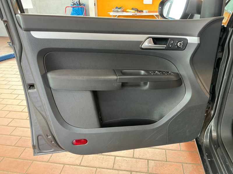 Volkswagen Touran 1.6 TDI Cup BlueMotion Tech 2014 – снимка 37