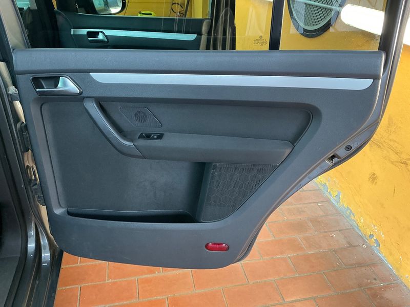 Volkswagen Touran 1.6 TDI Cup BlueMotion Tech 2014 – снимка 40