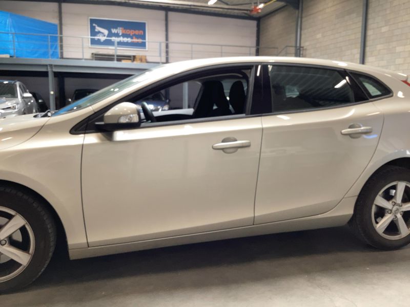 Volvo V40 2.0 D2 Kinetic — zdjęcie 4
