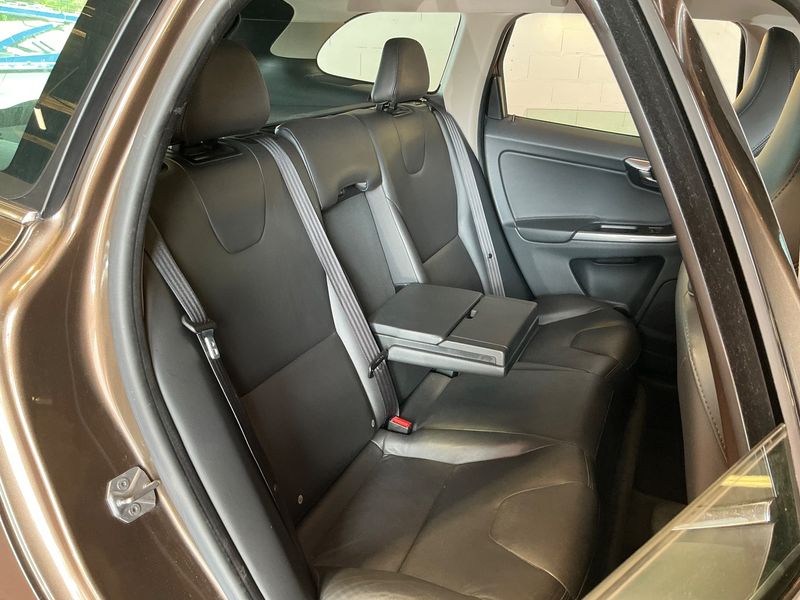 Volvo XC60 2.4 D4 Summum AWD — zdjęcie 14