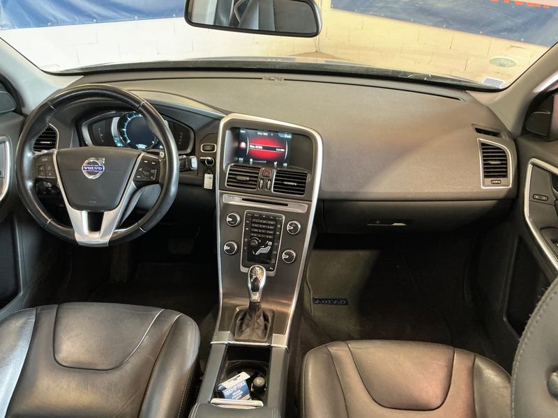 Volvo XC60 2.4 D4 Summum AWD — zdjęcie 12