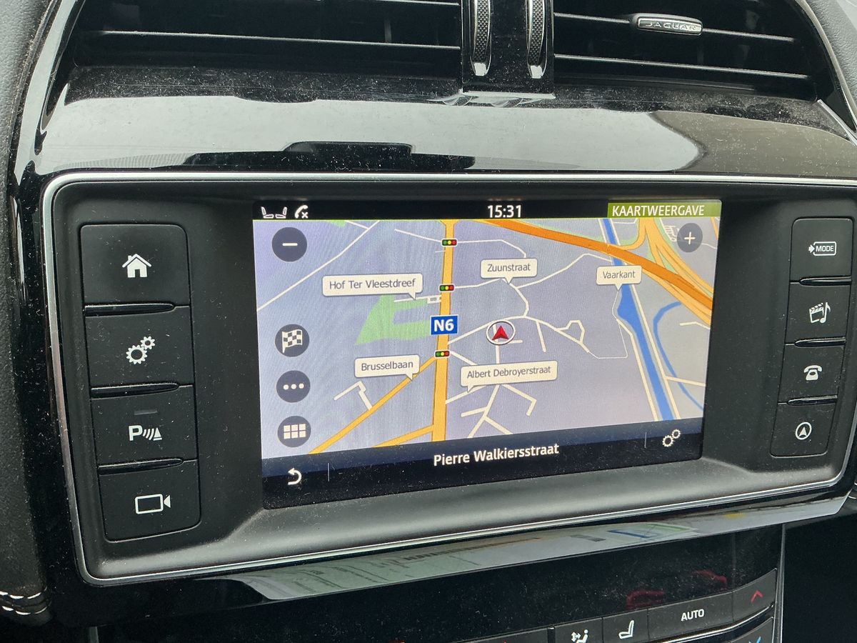 Jaguar XE 2017 — photo 28