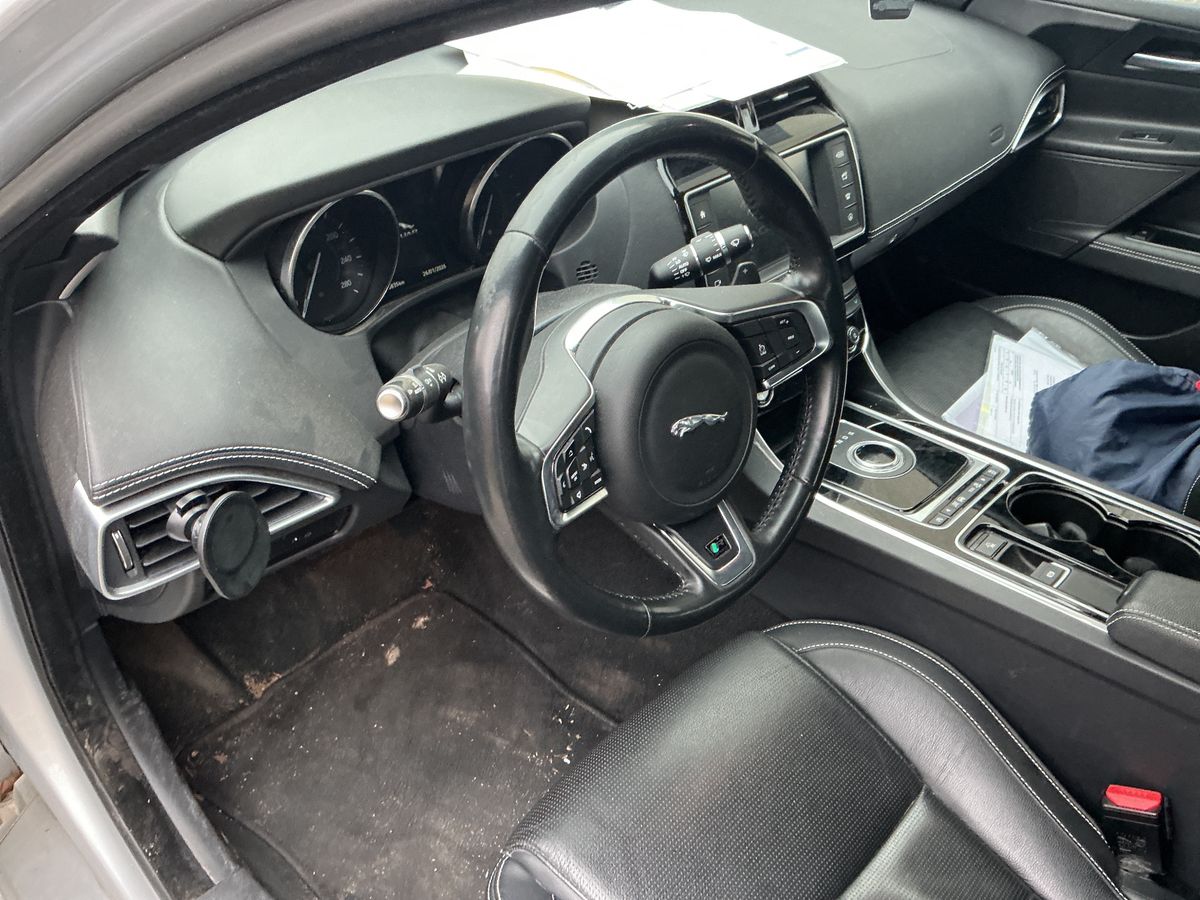 Jaguar XE 2017 — photo 36