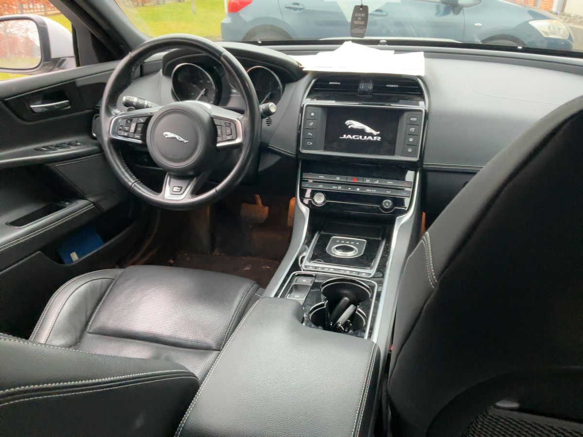 Jaguar XE 2017 — photo 19