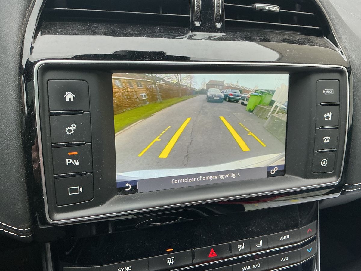 Jaguar XE 2017 — photo 27