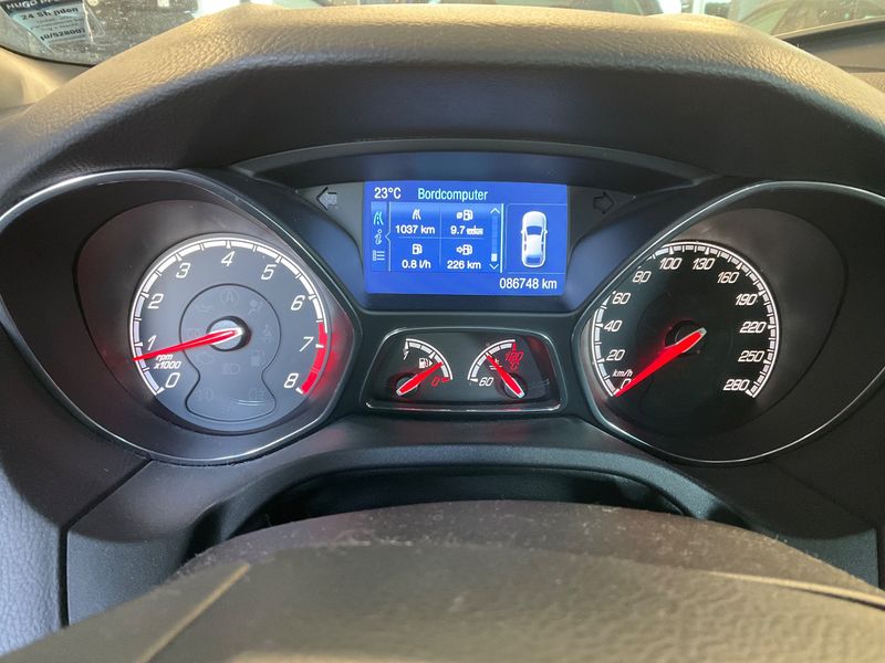 Ford Focus 2.0 EcoBoost ST — zdjęcie 13