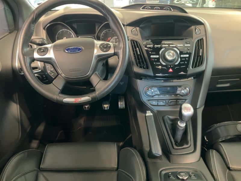 Ford Focus 2.0 EcoBoost ST — zdjęcie 12