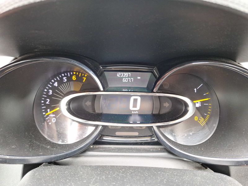 Renault Clio 1.2 Expression — zdjęcie 12