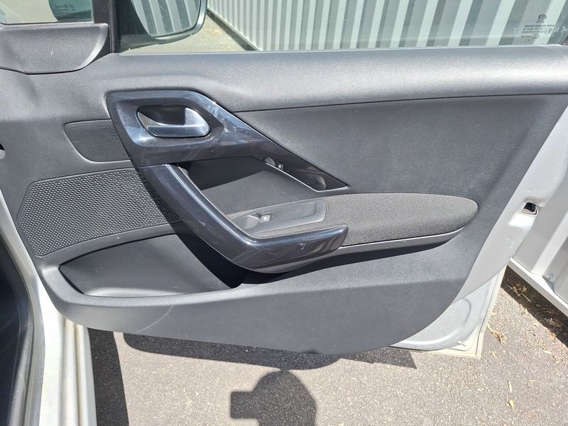 Peugeot 208 1.6 Blue-HDi Affaire Premium Pack 2017 – снимка 28