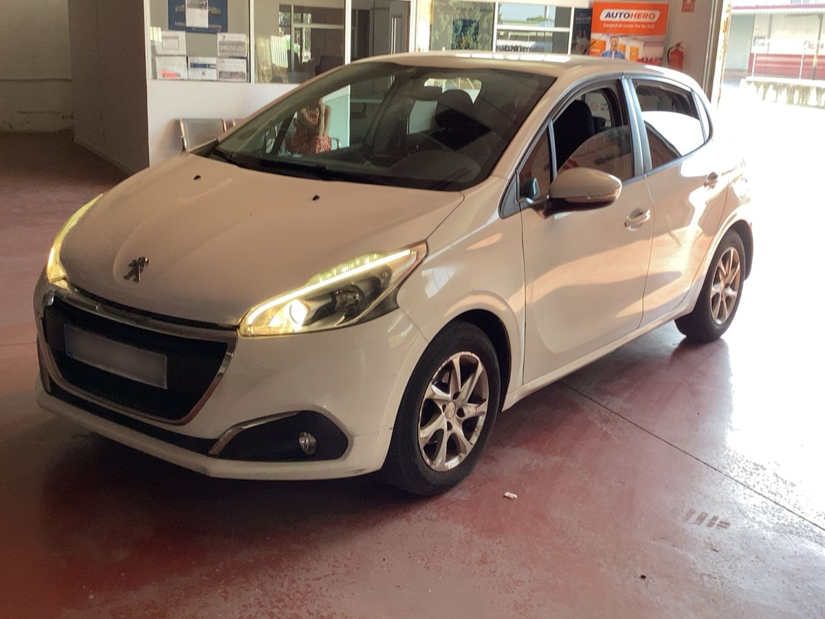 Peugeot 208 2015 — photo 1