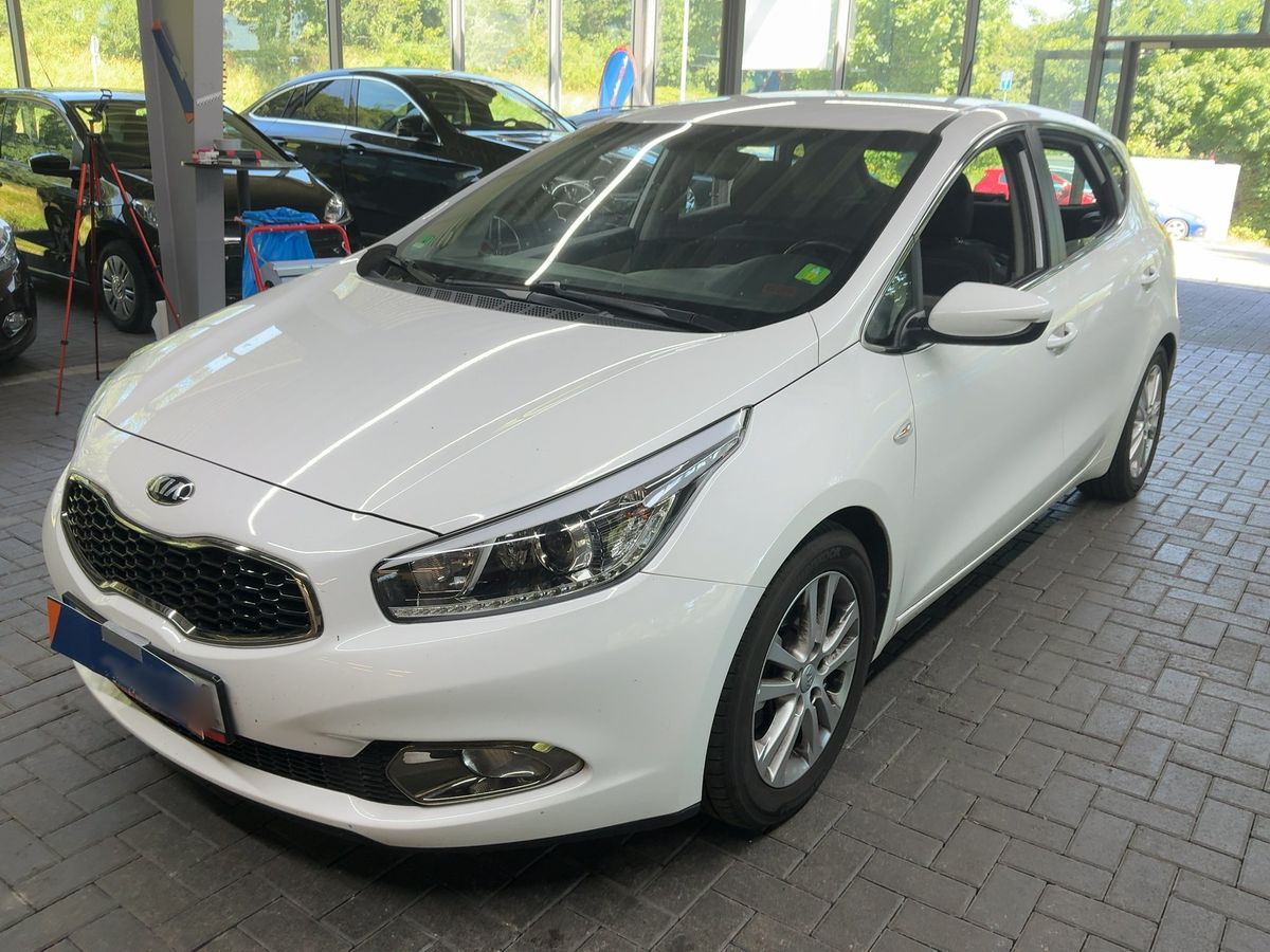 Kia cee'd 2015 — photo 1