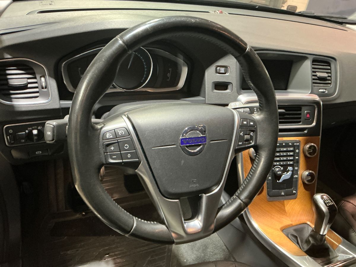 Volvo V60 2017 — photo 43