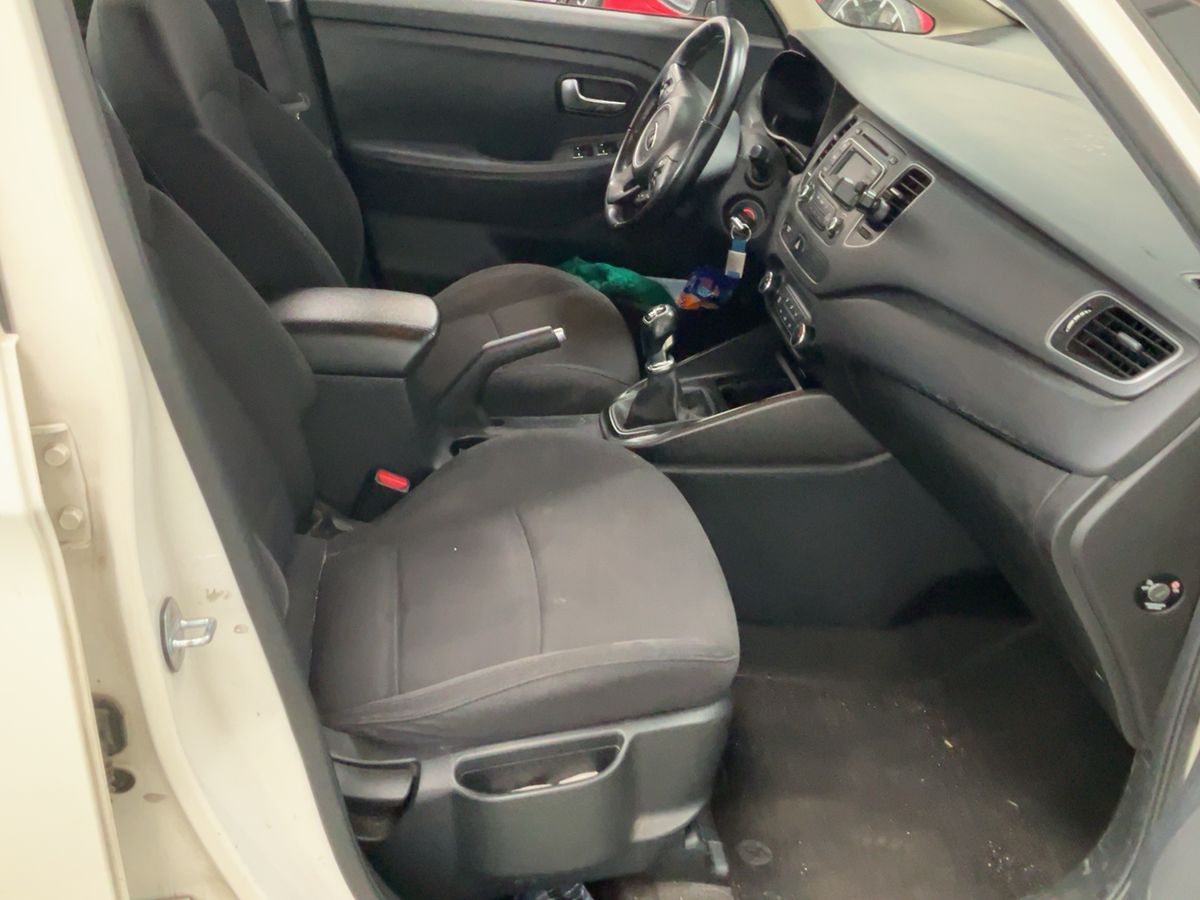 Kia Carens 2015 — photo 17