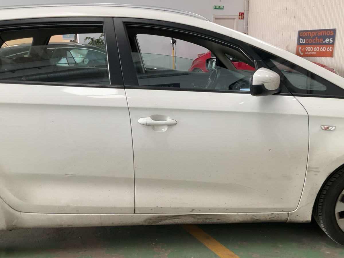 Kia Carens 2015 — photo 11