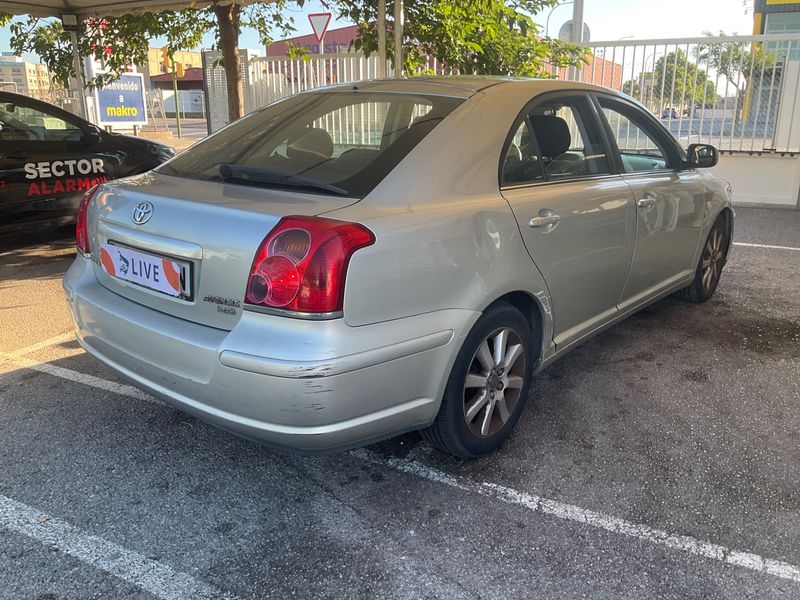 Toyota Avensis 2.0 D-4D — zdjęcie 2