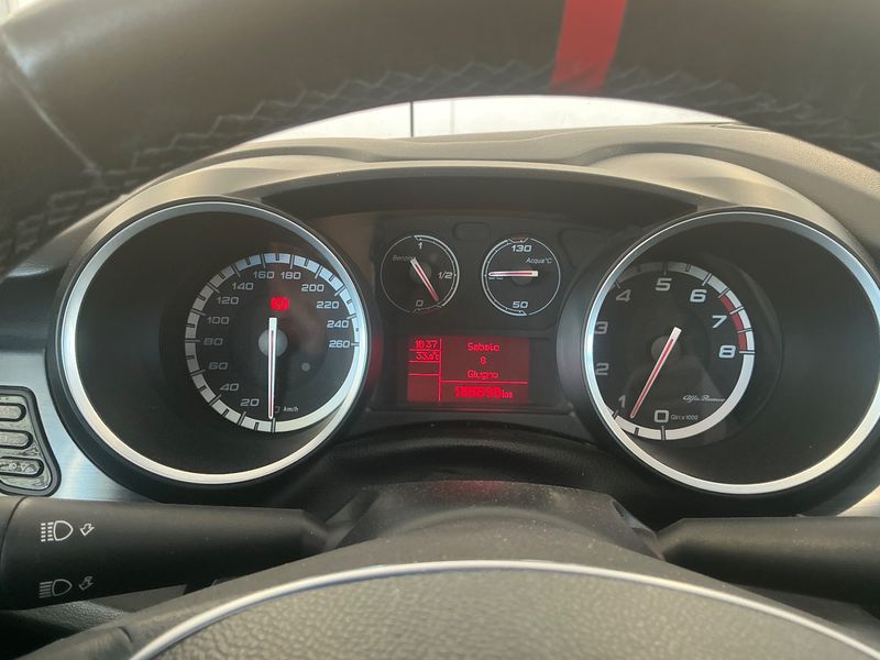 Alfa Romeo Giulietta 1.4 Turbo Distinctive — zdjęcie 13