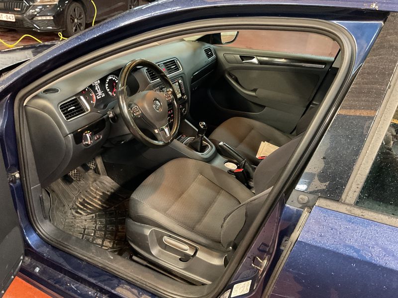Volkswagen Jetta 1.6 TDI Comfortline BlueMotion Tech — zdjęcie 3