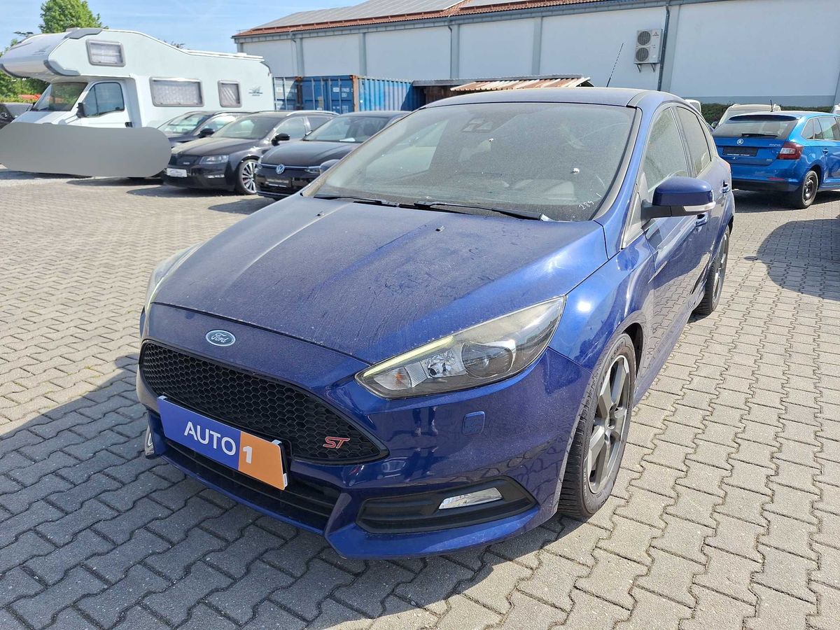 Ford Focus 2015 — photo 1