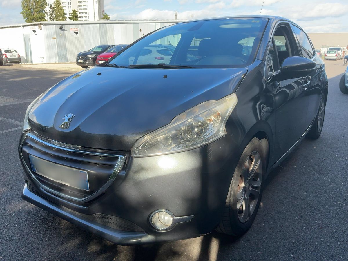 Peugeot 208 2015 — photo 1