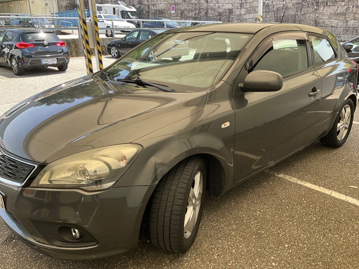 Kia pro_cee'd 2011 — photo 1