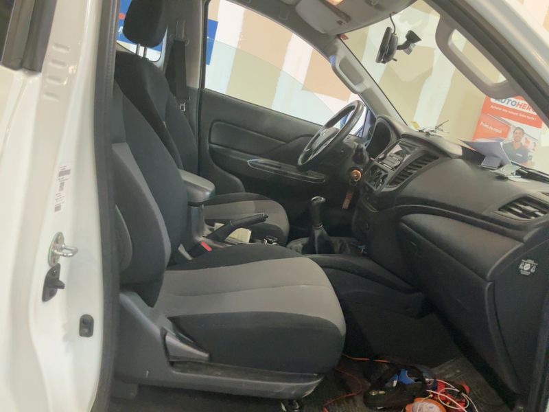 Mitsubishi L 200 2.2 DI-D Plus Club Cab 4WD — zdjęcie 11