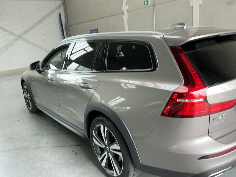 Volvo V60 Cross Country 2.0 D3 — zdjęcie 3