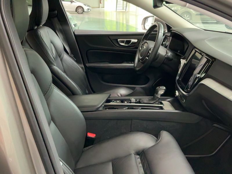 Volvo V60 Cross Country 2.0 D3 — zdjęcie 11