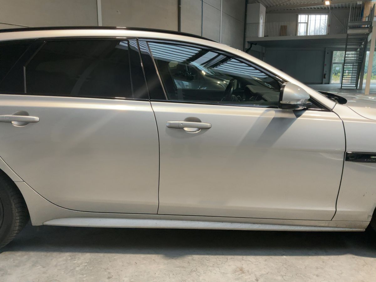 Jaguar XF 2018 — photo 11